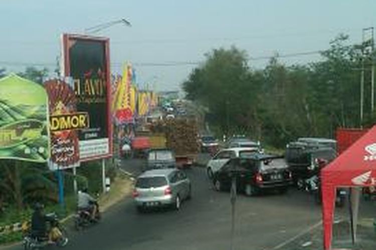 Jalur Simpang Empat Mengkreng di Kediri, Jawa Timur, Minggu (4/8/2013), mulai mengalami peningkatan intensitas kendaraan.