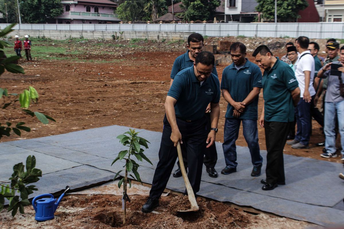 Gubernur DKI Jakarta Anies Baswedan menanam pohon alpukat dalam acara ground breaking Hunian DP 0 Rupiah Nuansa Cilangkap, Cipayung, Jakarta Timur, Kamis (12/12/2019). Program Hunian DP 0 Rupiah di Cilangkap merupakan yang kedua kalinya dibangun Pemprov DKI Jakarta.