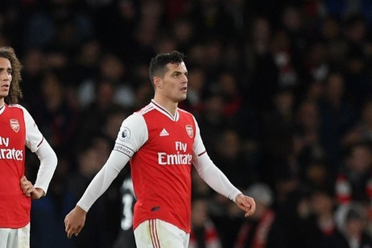 Matteo Guendozi dan Granit Xhaka tampak tak percaya usai timnya dibobol lawan pada laga Arsenal vs Crystal Palace dalam lanjutan Liga Inggris di Stadion Emirates, 27 Oktober 2019. 