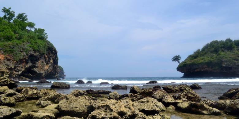 Salah satu pantai di kawasan obyek wisata Pantai Srau, Pacitan, dengan jejeran batu karang di pinggir pantai.