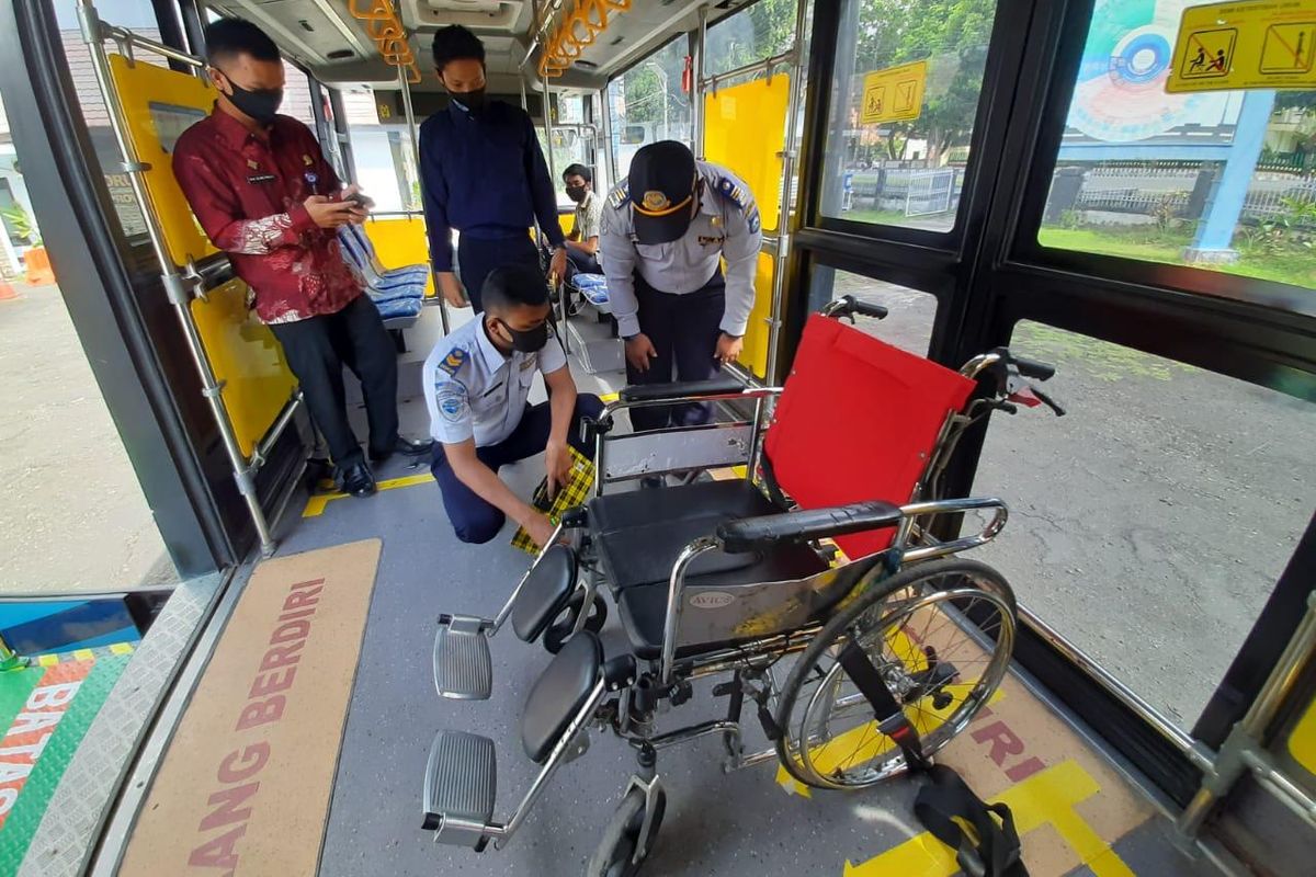 Bus Damri yang ramah lansia, difabel, dan lingkungan