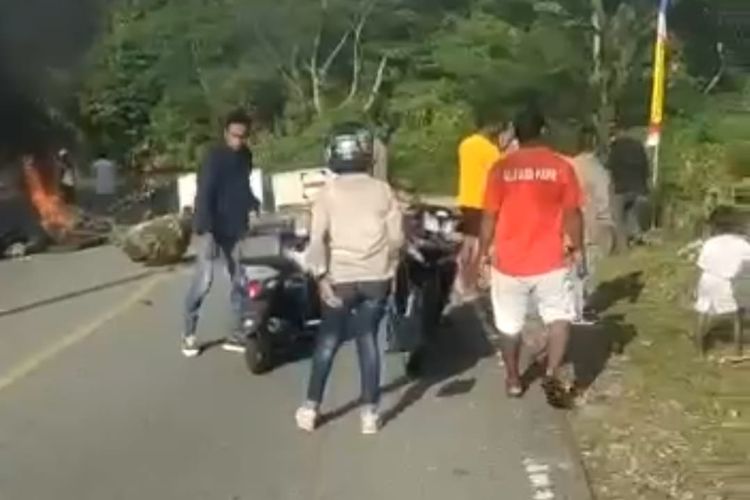 Warga desa Faar kecamatan Kei Kecil, kabupaten Maluku Tenggara memblokade ruas jalan di desa mereka karena kecewa iring-iringan rombongan Presiden Jokowi tidak melintas di desa itu saat hendak kembali ke Bandara Karel Sadsuitubun, Langgur, Kamis (15/9/2022)