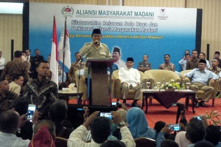 Calon presiden nomor urut 02 Prabowo Subianto dalam silaturahmi relawan Solo Raya dan deklarasi Aliansi Masyarakat Madani di The Sunan Hotel Solo, Jawa Tengah, Kamis (22/11/2018) malam.