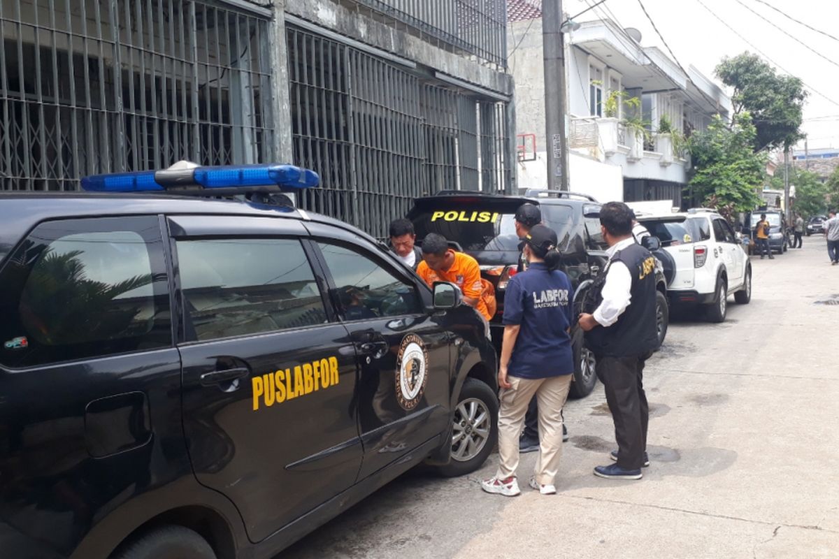 Suasana Rumah Ketua KPK (Komisi Pemberantasan Korupsi) Agus Rahardjo yang ditemukan benda mencurigakan menyerupai bom paralon, Perumahan Graha Indah, Jatiasih, Kota Bekasi, Rabu (9/1/2019).