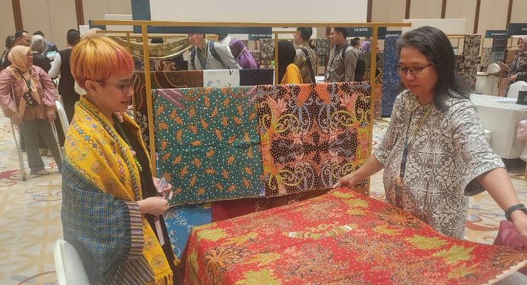 Goresan Malam Sang Penyintas Kanker, Menduniakan Batik Kalimantan