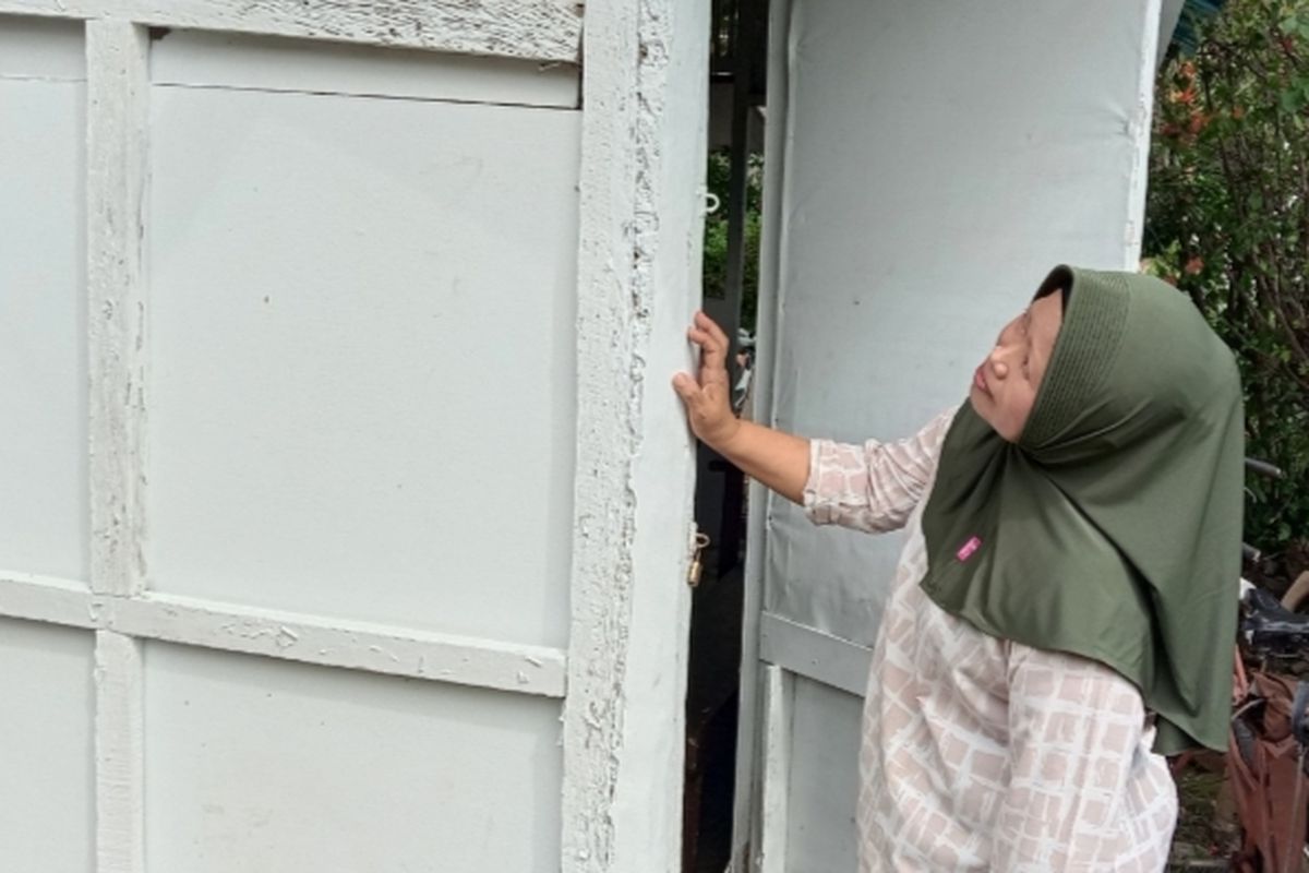 Sriyawati saat mengecek warung depan rumahnya 