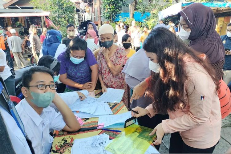 Warga Kelurahan Tanah Tinggi, Johar Baru, Jakarta Pusat, tengah memanfaatkan layanan kependudukan dari Sudin Dukcapil Jakarta Pusat, Rabu (29/6/2022).