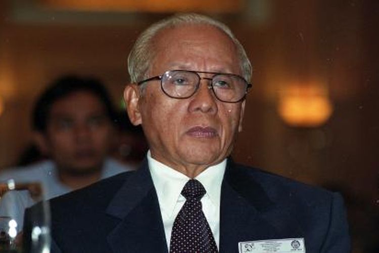 Mantan Menkeu Prof JB Sumarlin pada acara seminar bertema The Indonesian Economic Recovery in Changing Environment di Hotel Shangri-La, Jakarta, Rabu, 4 Oktober 2000. 