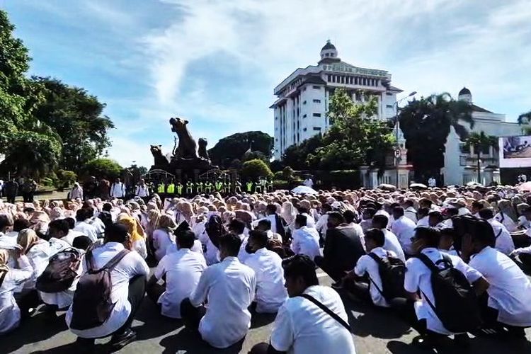 Seribuan Guru di Ponorogo Turun ke Jalan, Tuntut Masuk Dapodik