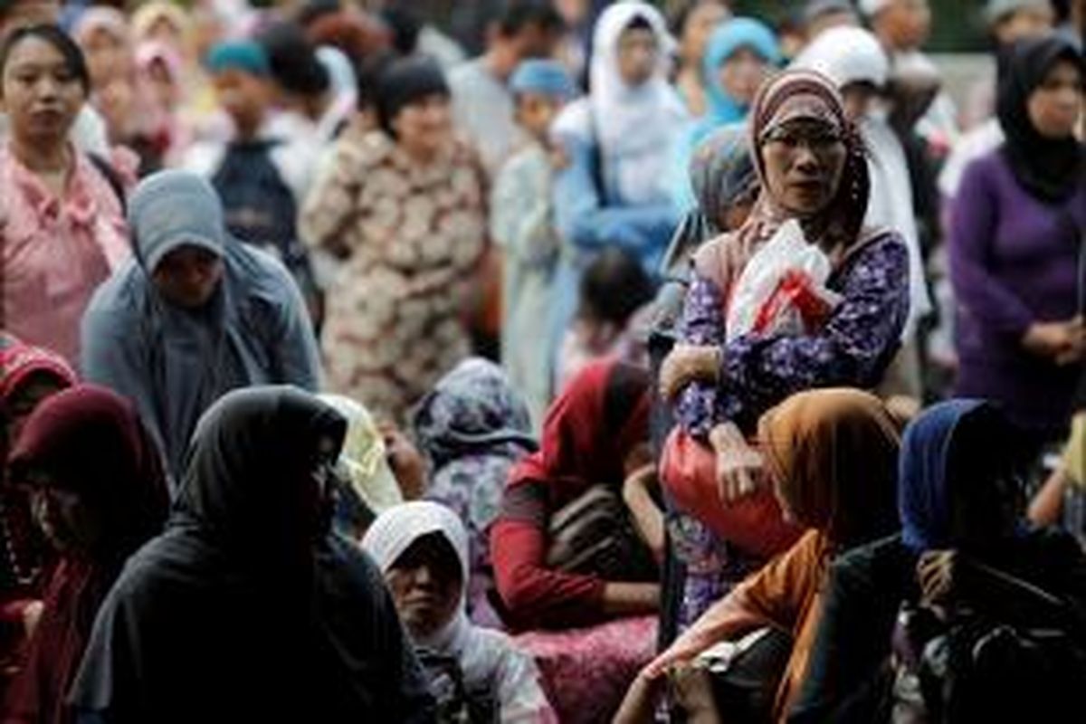 Ilustrasi zakat: Warga antre masuk ke Masjid Istiqlal, Jakarta, Selasa (30/8/2011) untuk mendapat zakat. Sebanyak 2000 paket zakat dibagikan Menteri Agama Suryadarma Ali dalam rangka Idul Fitri.  