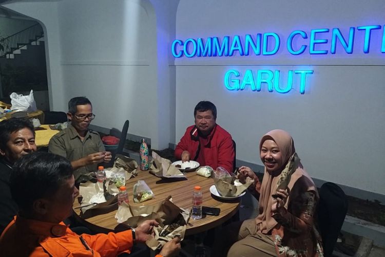 Bupati Garut didampingi para staf di Comand Centre Pemkab Garut, Senin (23/03/2020) malam