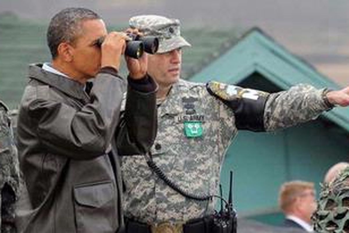 Presiden AS Barack Obama mengunjungi Zona Demiliterisasi di Panmunjom yang memisahkan Korea Selatan dengan Korea Utara, Minggu (25/3/2012).