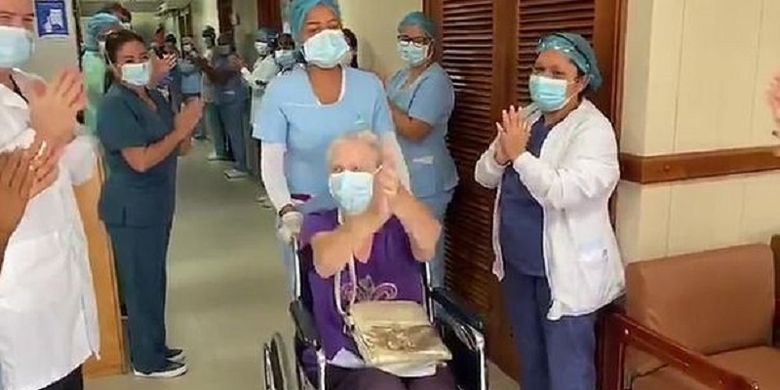 Perempuan Inggris berusia 85 tahun ini mendapat sorakan dan tepuk tangan dari seluruh staf rumah sakit setelah dinyatakan sembuh dari virus corona.