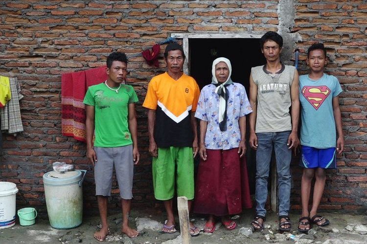 Mak Jah dan keluarga terpaksa meninggikan rumahnya tiga kali karena air laut terus meninggi 