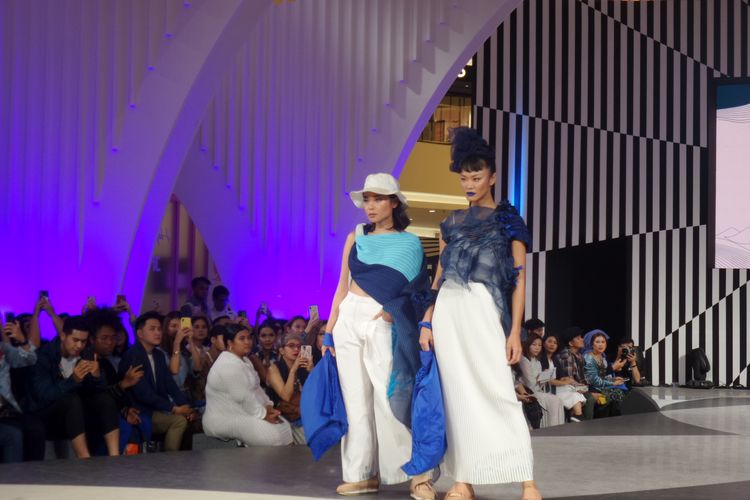 Content creator Ayla Dimitri dan model Kelly Tandiono menjadi muse koleksi kolaborasi Danone-AQUA bersama desainer ternama seperti fbudi, Kana Goods, KresKros, Pijakbumi, hingga seniman aksesori Ika Vantiani dan Its In Your Hand Collective di panggung Jakarta Fashion Week 2020.
