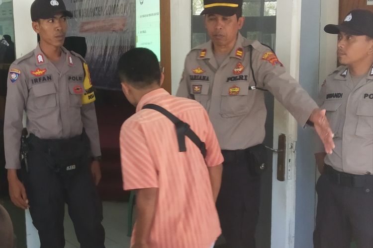 Suasana pemeriksaan barang bawaan para saksi oleh anggota polisi saat memasuki ruang sidang pleno di gedung eks DPR D Lombok Tengah, Kamis (9/5/2019).