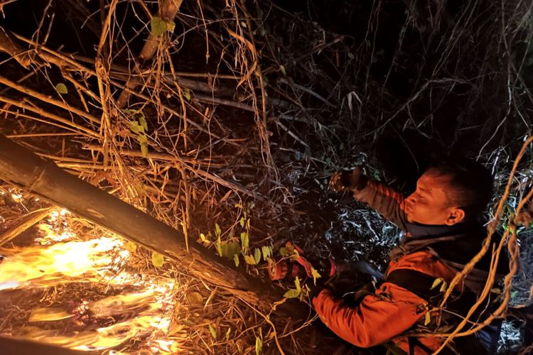 Petugas pemadam kebakaran dari Unit Pemadam Kebakaran Kabupaten Blitar melakukan upaya pemadaman api di dua bukit yang ada di wilayah Kabupaten Blitar, Sabtu (9/9/2023) malam.