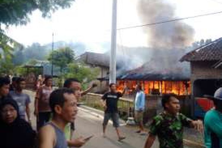 Foto : Nampak api sementara membakar rumah kontrakan milik nenek Ngadiyem, warga Joho Lor, Kelurahan Giriwono, Kecamatan Wonogiri, Kabupaten Wonogiri, Minggu ( 20 / 11 / 2016) pagi.