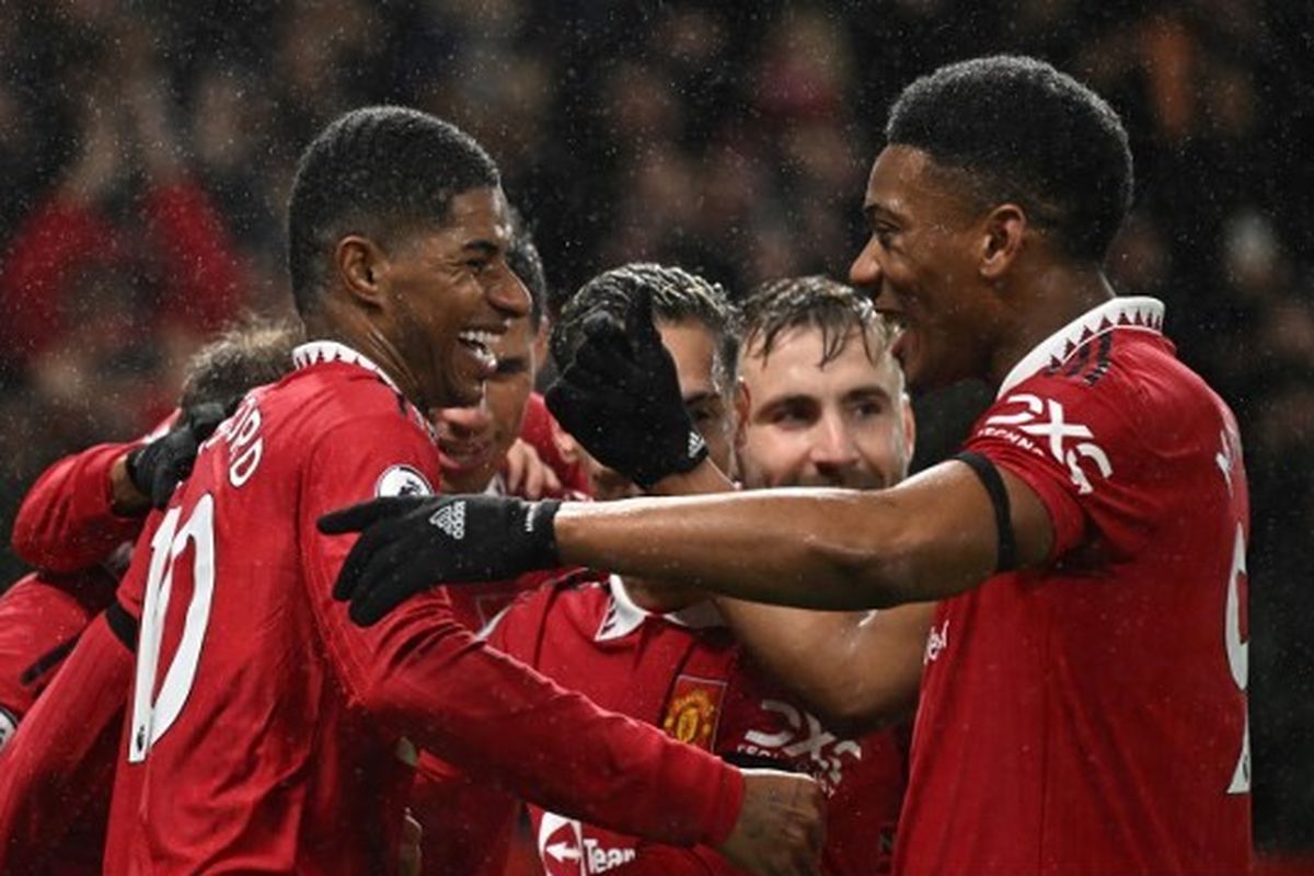 Striker Manchester United Marcus Rashford (kiri) merayakan golnya ke gawang Nottingham Forest pada laga pekan ke-17 Liga Inggris 2022-2023 di Stadion Old Trafford, Rabu (28/12/2022) dini hari WIB. Man United menang 3-0. Terdekat, Man United akan menghadapi Everton dalam putaran ketiga Piala FA 2022-2023. Laga Man United vs Everton dalam jadwal Piala FA bergulir di Stadion Old Trafford pada Sabtu (7/1/2023) dini hari WIB.