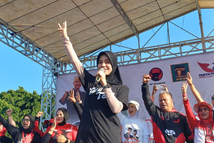 Istri calon presiden (capres) nomor urut 3 Ganjar Pranowo, Siti Atikoh Supriyanti menyebut pembangunan di Indonesia bisa sat set atau cepat jika semua perempuan terlibat dan ikut bergerak, Senin (18/12/2023).