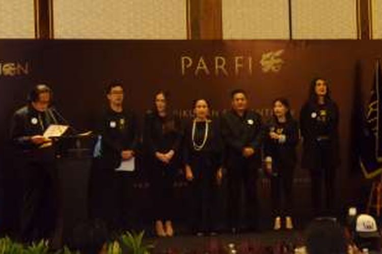 Prilly Latuconsina dan sejumlah pengurus besar Parfi 56 usai pelantikan di Four Season Hotel, Jakarta Selatan, Senin (24/10/2016).