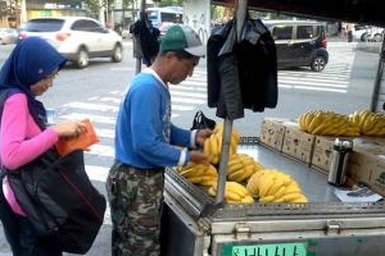 Penjaja buah-buahan di Korea Selatan.