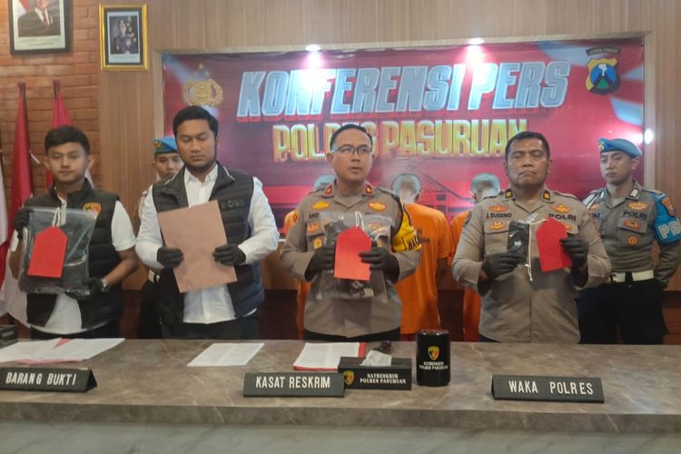 Polres Pasuruan menetapkan tiga orang tersangka atas insiden pembunuhan di Purwosari, Kabupaten Pasuruan, Jawa Timur, Senin (21/07/2025).