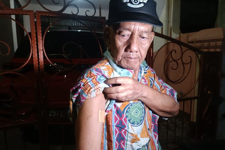 Lansia bernama Amir (70) yang menjadi korban penembakan air gun saat menggagalkan aksi pencurian motor anaknya, Agus (44), di Jalan Porselen IV RT 013/RW 03, Kayu Putih, Pulogadung, Jakarta Timur, Minggu (15/10/2023).