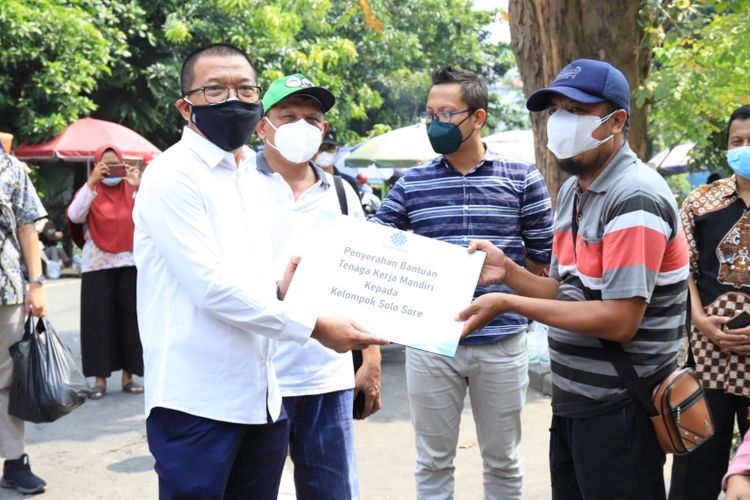 Dirjen Binapenta dan PKK Suhartono mewakili Menteri Ketenagakerjaan (Menaker) Ida Fauziah serahkan bantuan program TKM kepada PKL dan pelaku usaha, Minggu (8/8/2021).