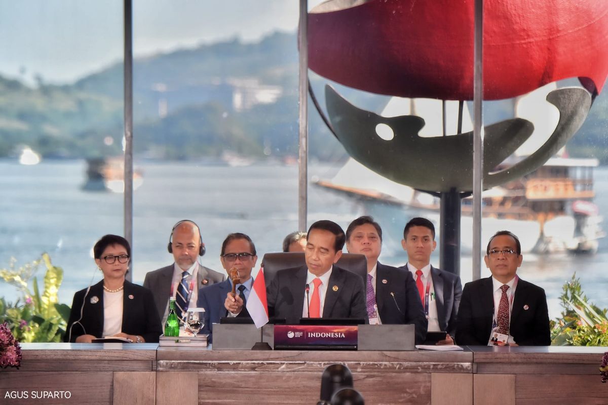 Presiden Joko Widodo (tengah) didampingi para menteri kabinet saat membuka Konferensi Tingkat Tinggi (KTT) ASEAN ke-42 di Labuan Bajo, Manggarai Barat, Nusa Tenggara Timur (NTT), Rabu (10/5/2023). 
