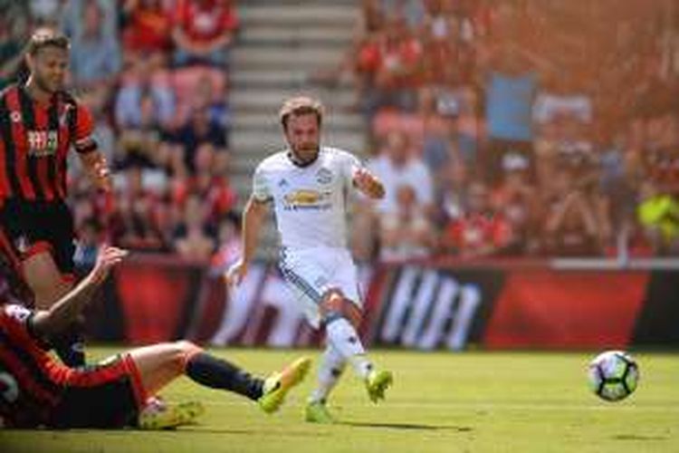 Juan Mata mencetak gol Manchester United ke gawang AFC Bournemouth pada partai Premier League di Stadion Vitality, Minggu (14/8/2016). 