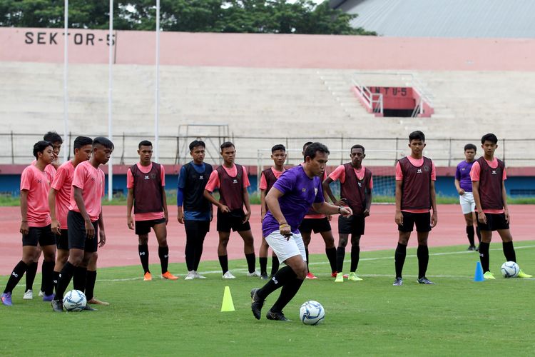 Bima Sakti pelatih Timnas Indonesia U-16 memimpin latihan bersama di Stadion Gelora Delta Sidoarjo, Jawa Timur, Jumpt (17/01/2020) sore.