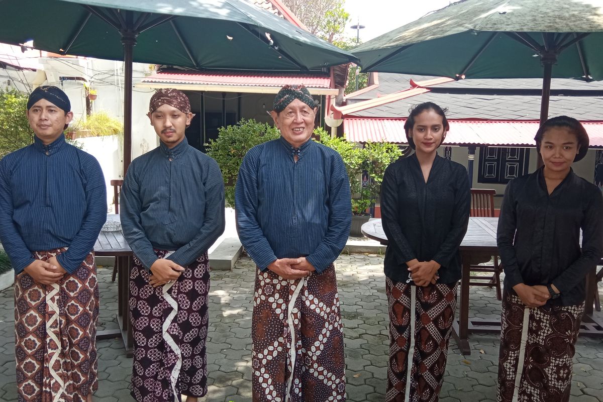 Abdi dalem Kraton Yogyakarta berpakaian surjan blangkon