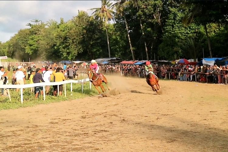 Di Kebumen Jawa Tengah terdapat tradisi menarik saat merayakan lebaran. Tradisi tersebut yakni pacuan kuda, yang mampu menarik perhatian ribuan warga. 