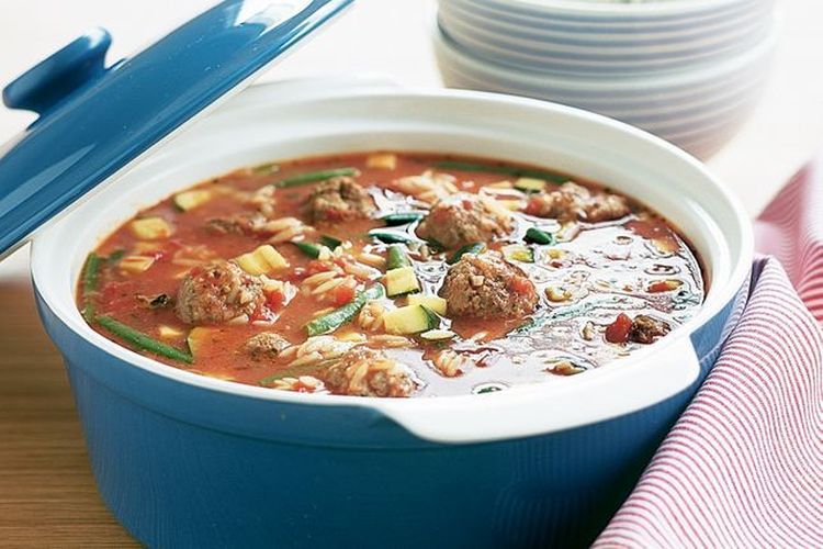 Ilustrasi sop bakso khas Italia dengan kuah kaldu ayam dan tomat