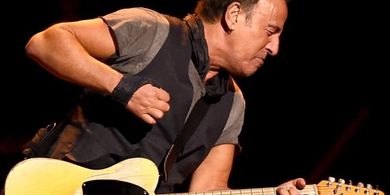 Bruce Springsteen tampil bersama E Street Band di Los Angeles Sports Arena, di Los Angeles, California, Selasa (15/2/2016).