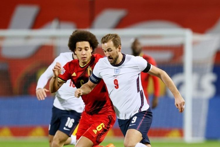 Gelandang Belgia Axel Witsel berebut bola dengan penyerang Inggris Harry Kane dalam pertandingan kelima Grup 2 Liga A UEFA Nations League 2020-2021 yang digelar di Stadion King Baudouin, Brussel, pada Senin (16/11/2020) dini hari WIB.