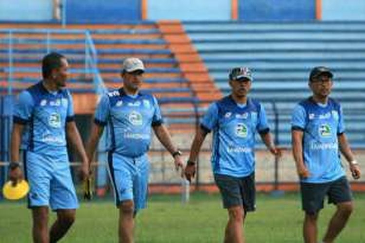 Aji Santoso (kanan), saat memimpin latihan skuad Persela Lamongan di Stadion Surajaya, Senin (12/9/2016). (foto; dok. Persela)