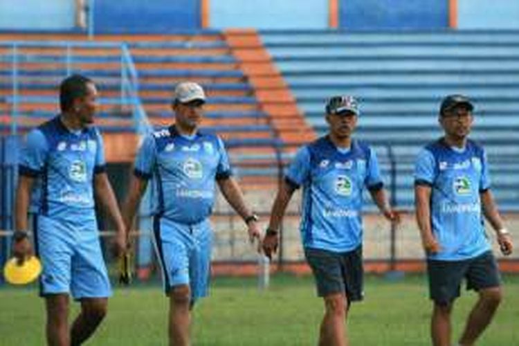 Aji Santoso (kanan), saat memimpin latihan skuad Persela Lamongan di Stadion Surajaya, Senin (12/9/2016). 