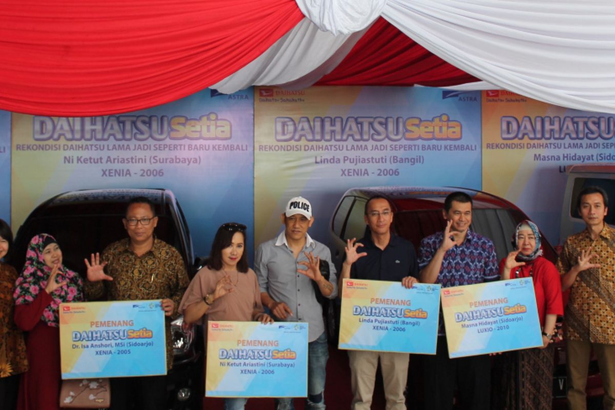 Daihatsu menyerahkan delapan unit mobil rekondisi di Jawa Timur