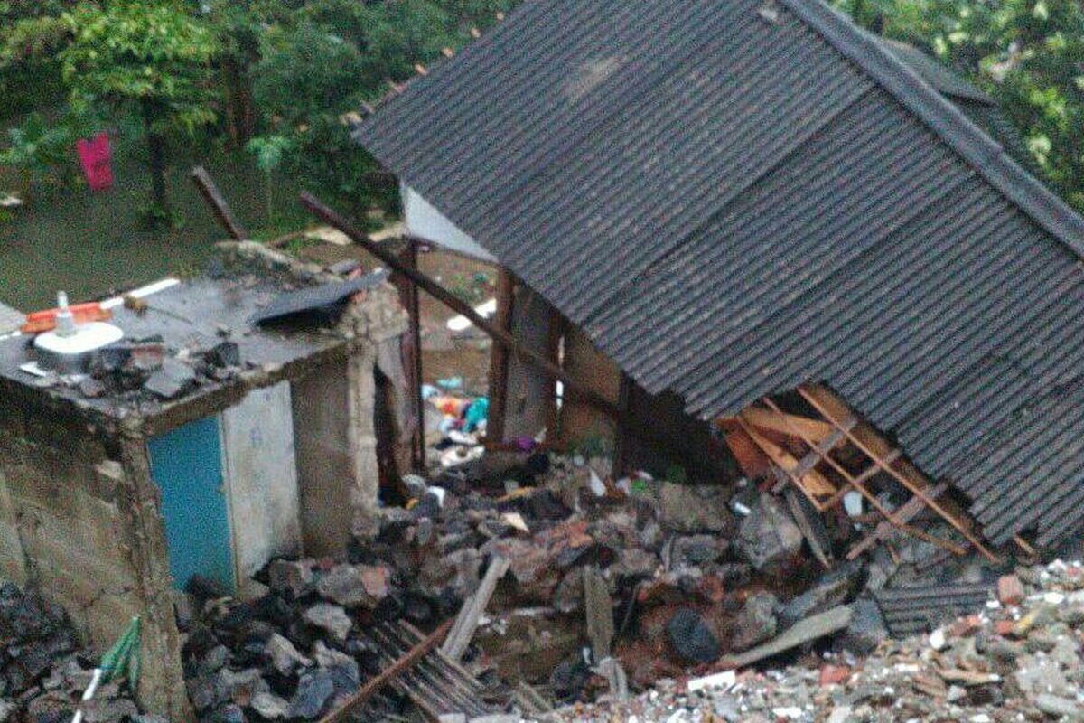 Rumah warga yang tertimpa longsor di Jagakarsa pada Seni (3/4/2017).