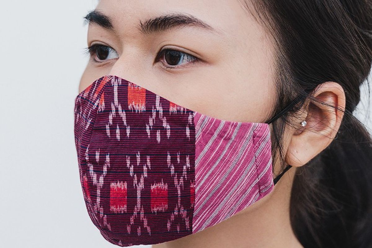 Masker dari koleksi New Normal Essentials Ikat Indonesia.