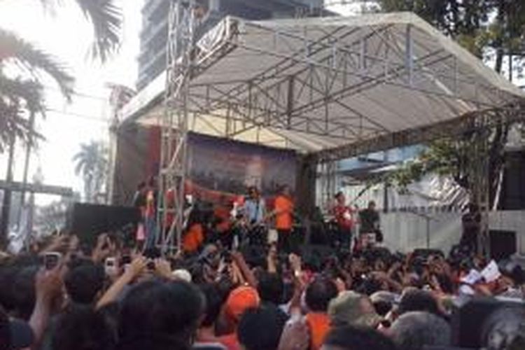 Gubernur DKI Jakarta,  Joko Widodo berduet dengan Slank nyanyikan lagu Ku Tak Bisa dalam acarah gerakan bersih Jakartaku di Jalan Sunda, Jakarta Pusat, Minggu, (8/9/2013) pagi.