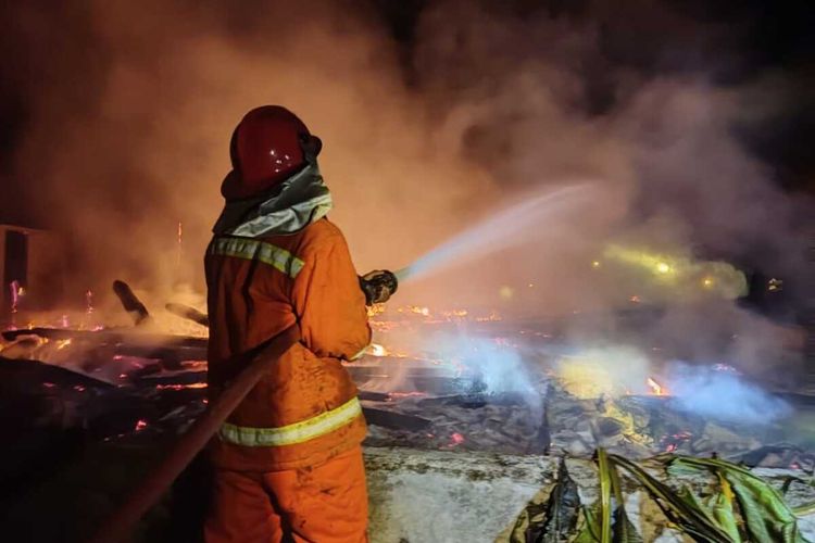 Petugas Pemadam Kebakaran sedang berusaha mematikan api yang membakar 5 unit rumah milik warga Dusun Banu, Desa Katerban, Kecamatan Senori, Kabupaten Tuban, Jawa Timur, Minggu (18/9/2022).