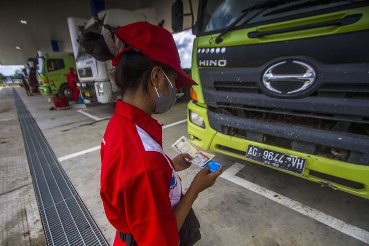 Petugas memeriksa berkas konsumen yang menggunakan kartu kendali saat mengisi Bahan Bakar Minyak (BBM) solar subsidi di SPBU 64.761.19 Jalan Pulau Balang Km 13, Kota Balikpapan, Kalimantan Timur, Senin (18/4/2022). Dalam upaya antisipasi penyelewengan BBM subsidi PT Pertamina Patra Niaga Regional Kalimantan menerapkan sistem kartu kendali (Fuel Card) untuk pengisian BBM jenis solar di SPBU Kalimantan Timur.