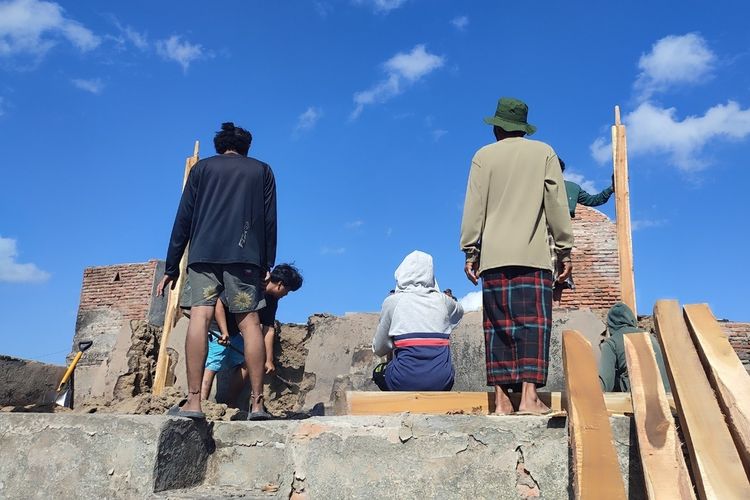 Sade Bangkit dari Kebakaran, Warga Tanam Tiang Pertama Rumah Adat
