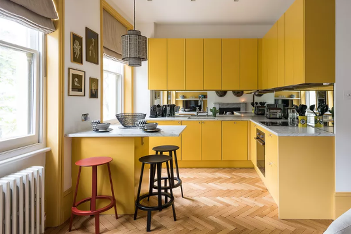 Ilustrasi interior rumah warna kuning.