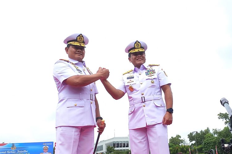 Panglima TNI Laksamana Yudo Margono dan KSAL Laksamana Muhammad Ali usai serah terima jabatan (sertijab) KSAL di Lapangan Trisula Markas Besar AL, Cilangkap, Jakarta Timur, Kamis (29/12/2022).