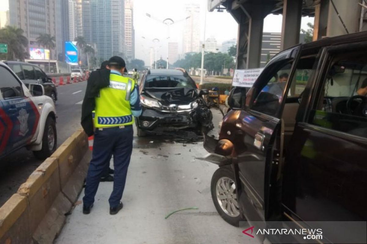 Kondisi mobil yang bertabrakan di jalur busway di depan Polda Metro Jaya, Kamis (19/3/2020). 