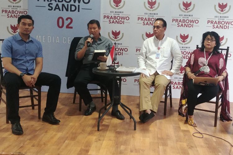Direktur Media dan Komunikasi Badan Pemenangan Nasional Prabowo Subianto-Sandiaga Uno, Hashim Djojohadikusumo, dalam pertemuan dengan sejumlah media asing di Media Center Prabowo-Sandi, di Kebayoran Baru, Jakarta, Jumat (19/10/2018).